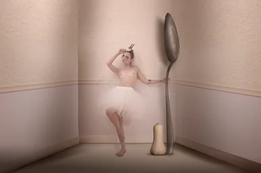 Bailarina com Colher Gigante
