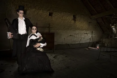 Casal gótico no sótão