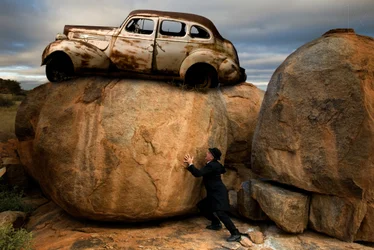 Homem a empurrar um carro em Boulder