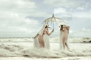 Figuras enmascaradas e ondas do mar