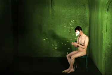 Homem mascarado de verde
