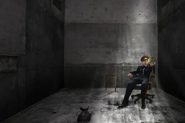 Agente em estado de choque na sala de betão