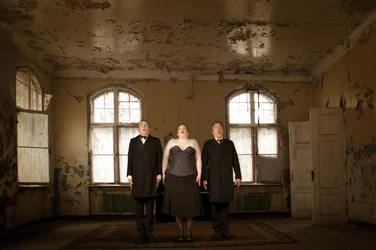 Cantores numa sala abandonada