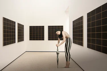Figura às riscas na galeria
