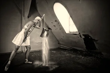A Bailarina Surreal do Sótão