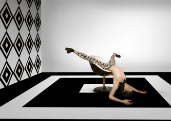 Pose geométrica surreal