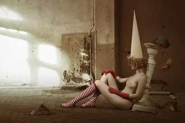 Chapéu cónico surreal com nudez