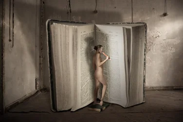 Livro Gigante de Nus Surreais