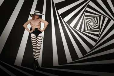 Mulher com riscas surrealistas