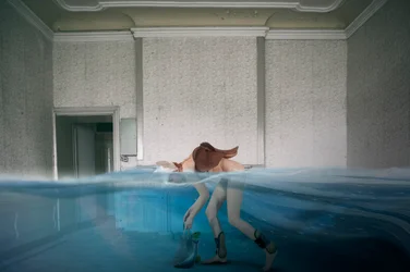 Mulher surreal inunda o quarto