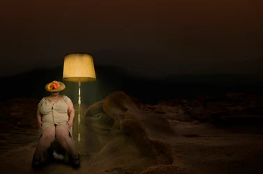 Mulher surreal com um coelho