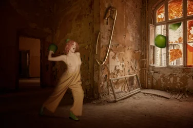 Figura Fantasiosa na Sala Abandonada