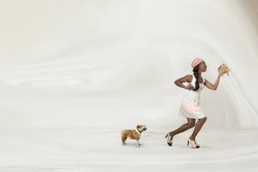Mulher e cão caprichosos