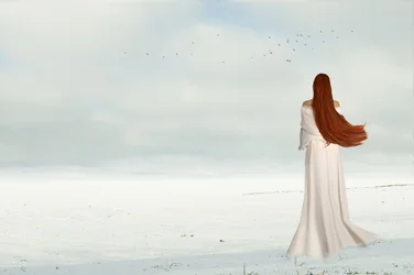 Mulher no Inverno com Pássaros