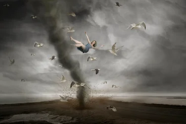 Mulher num tornado