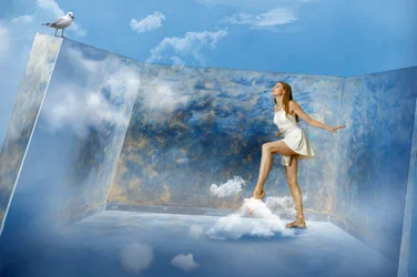 Mulher a pisar nas nuvens