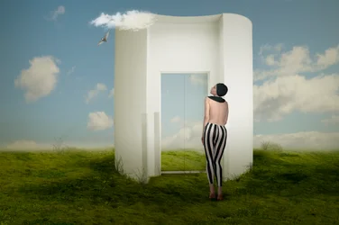 Mulher num portal surreal