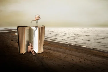 Mulher num livro gigante