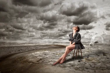 Mulher numa desolação surreal