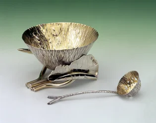Sugar boat e sifter, fabricado por Hukin e Heath, 1884 (prata)