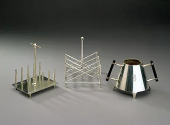 Suporte para torradas com apoios verticais, fabricado por Hukin & Heath, 1878; suporte para torradas de secção triangular, fabricado por Elkington & Co., c. 1875-88; açucareiro com pega de madeira ebonizada