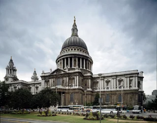 Vista da catedral de São Paulo desenhada pelo arquitecto Christopher Wren (1632-1723), a cúpula é apelidada de Panteão. Londres, Inglaterra