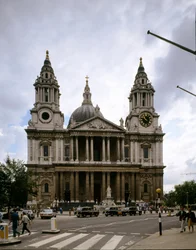 Vista da Catedral de São Paulo, concebida pelo arquiteto Christopher Wren (1632-1723), 1675-1710, Londres, Inglaterra
