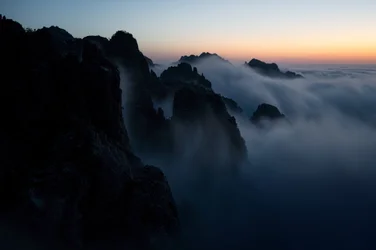 Picos das Montanhas Envoltos em Nevoeiro