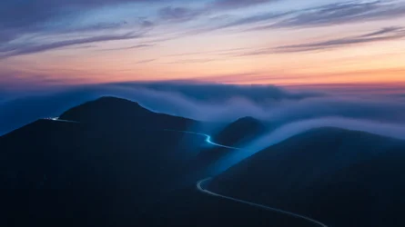 Crepúsculo na Montanha Sinuosa