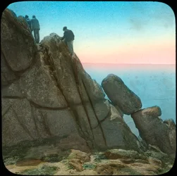 Escalando a Logan Rock, perto de Treen, Cornualha, final do século XIX ou início do século XX.