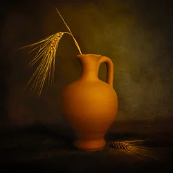 Jarro dourado com trigo