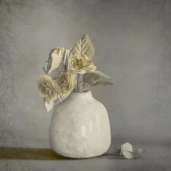 Natureza-morta floral em tons suaves