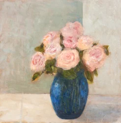 Rosas cor-de-rosa num vaso azul