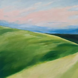 Céu em tons pastel sobre as colinas verdes