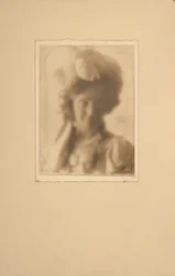 [Retrato de uma mulher em traje de gala].
