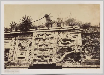 Palácio das Freiras em Uxmal (detalhe da fachada da serpente)