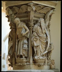 Poço de Moisés - escultura reconhecida como a obra-prima do artista neerlandês Claus Sluter (1340-1405/6) - arte gótica flamenga: pedestal com as representações de Daniel, Zacarias, Isaías (à esquerda), Moisés (à direita), Jeremias e David, por Claus