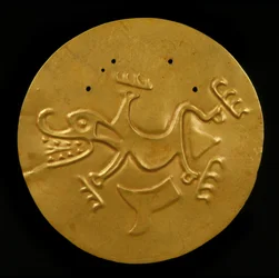 Disco Peitoral com Crocodilo, 300-1550 DC (ouro martelado e perseguido)
