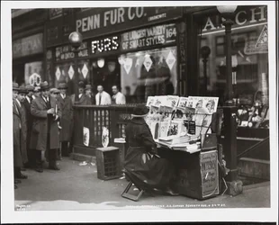 Comerciante de notícias cego, Fannie Lyons, no seu stand no canto sudeste da 7th Avenue & 34th Street
