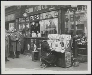 Comerciante de notícias cego, Fannie Lyons, no seu stand no canto sudeste da 7th Avenue & 34th Street