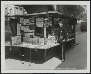 Comerciante de notícias cego, P.J. McNulty no seu stand no canto nordeste da 3rd Avenue & 42nd Street
