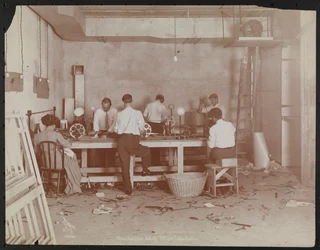 Laboratórios de cinema na Carlton Motion Picture Co. com cinco homens e uma mulher trabalhando com filme, emendas, etc., Nova York