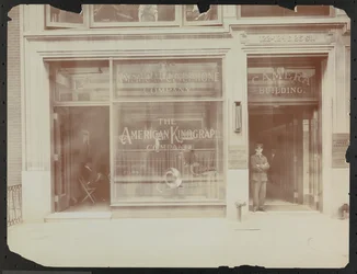 Fachada do primeiro andar da 122-124 E. 25th Street, The Camera Building, American Cinephone Company, American Kinograph Company and doorman, Nova Iorque