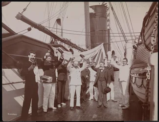 Oficiais e tripulação brindam com champanhe e charutos no convés da S.S. "Umbria", c.1897 (foto a p/b)