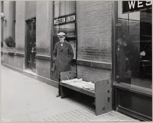 O jornalista cego, Frederick Rode e o canto sudeste da Broadway & 41st St. A Western Union sign is visible in the window behind Mr. Rode