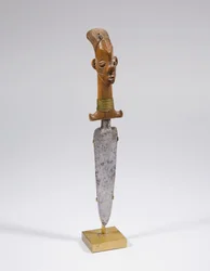 Faca Mangbetu (madeira e metal)
