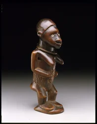 Figura feminina em pé, pessoas Bembe (madeira, miçangas e metal)