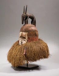 Máscara de capacete Suku (fibras animais e vegetais, madeira e ráfia)