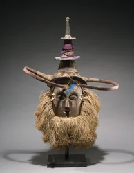 Máscara de capacete Yaka (fibras animais e vegetais, madeira e ráfia)