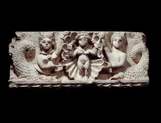 Arte copta: O nascimento de Vénus (Afrodite). Relevo em calcário do Egipto. Século V d.C. A. 0,71 x 0,29 m. Paris, Museu do Louvre